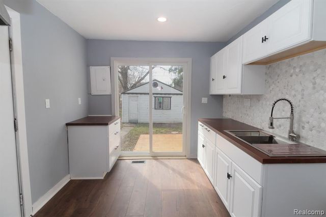 881 Garfield Avenue, Lincoln Park, MI 48146