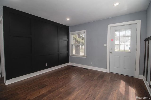 881 Garfield Avenue, Lincoln Park, MI 48146