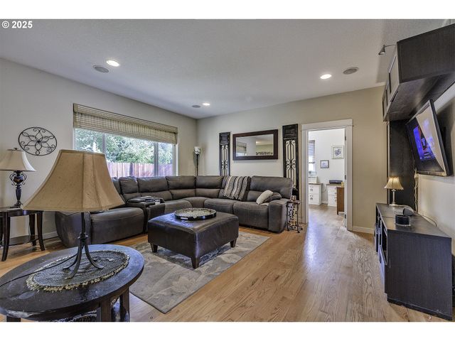 1175 Ne IRENE Ct, Hillsboro, OR 97124