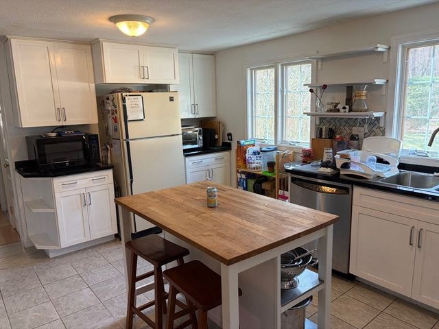 112 Marlboro Rd, Southborough, MA 01772