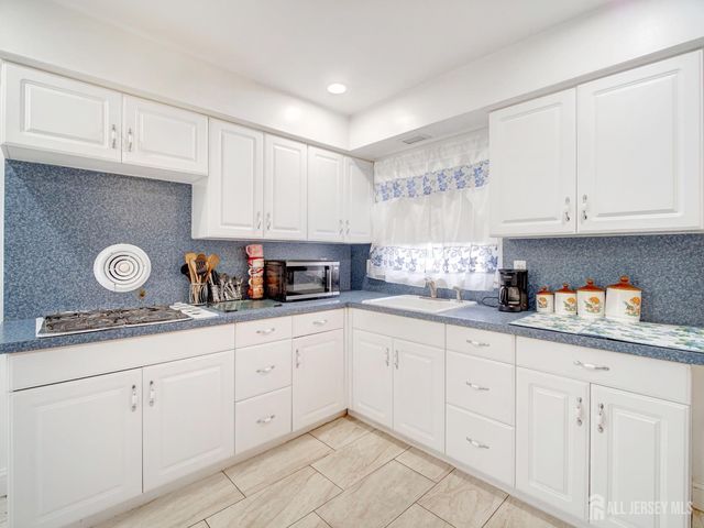 17 Thelma Court, Colonia, NJ 07067