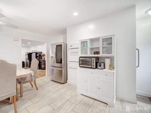 17 Thelma Court, Colonia, NJ 07067