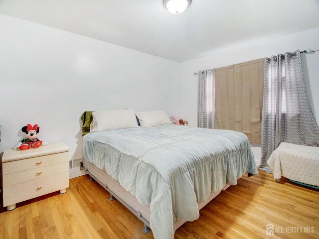 17 Thelma Court, Colonia, NJ 07067