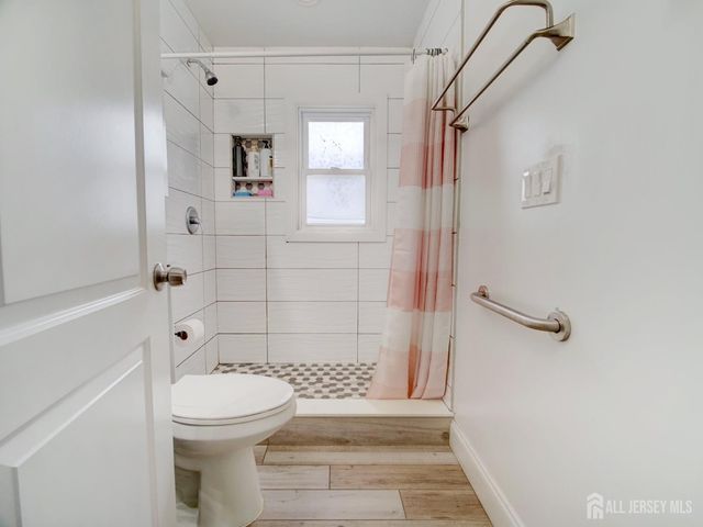 17 Thelma Court, Colonia, NJ 07067