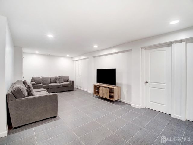 17 Thelma Court, Colonia, NJ 07067