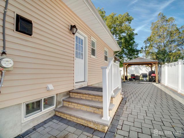 17 Thelma Court, Colonia, NJ 07067