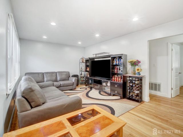 17 Thelma Court, Colonia, NJ 07067