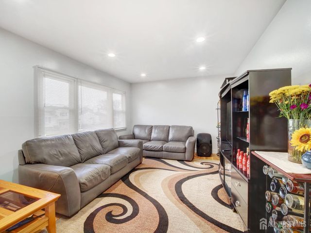 17 Thelma Court, Colonia, NJ 07067