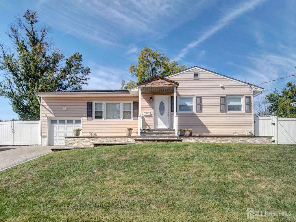 17 Thelma Court, Colonia, NJ 07067