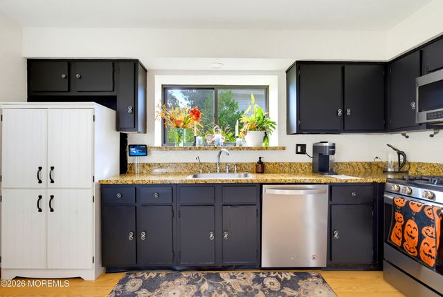 14 Oxford Lane, Middletown, NJ 07748