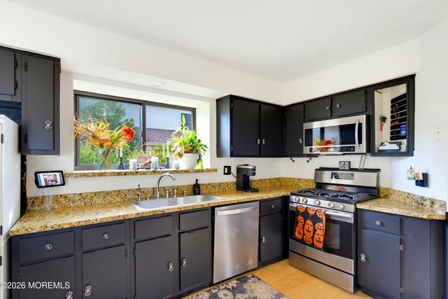 14 Oxford Lane, Middletown, NJ 07748