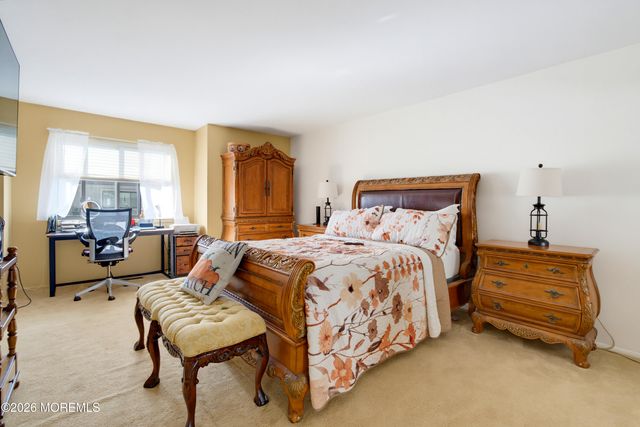 14 Oxford Lane, Middletown, NJ 07748