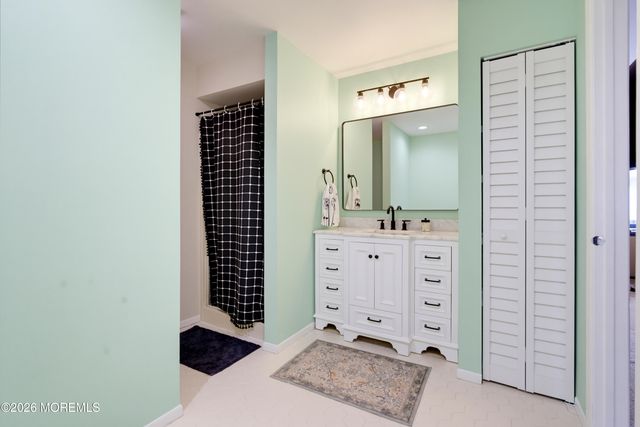 14 Oxford Lane, Middletown, NJ 07748