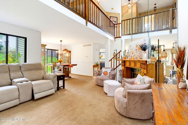 14 Oxford Lane, Middletown, NJ 07748
