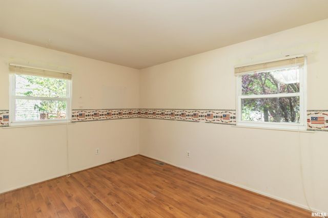 1812 COLUMBUS Drive, Pekin, IL 61554