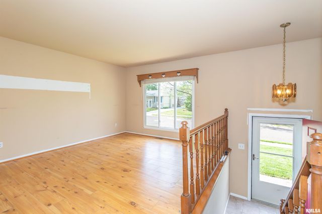 1812 COLUMBUS Drive, Pekin, IL 61554