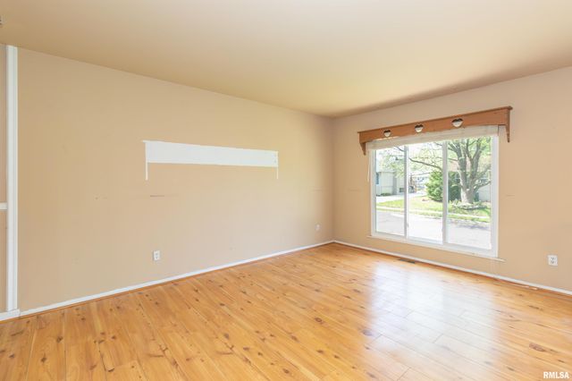 1812 COLUMBUS Drive, Pekin, IL 61554