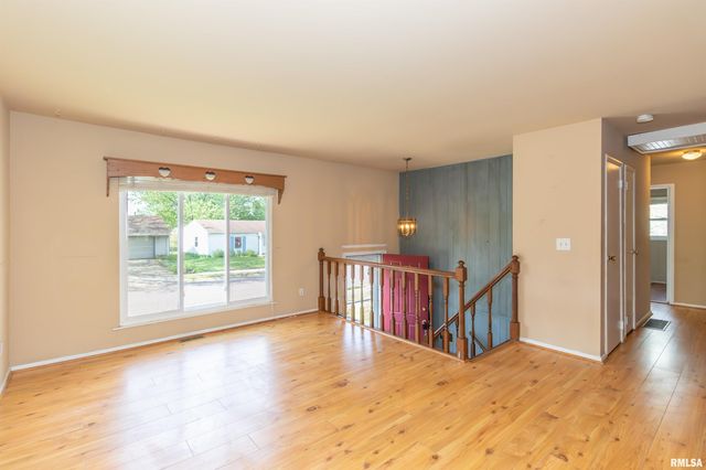 1812 COLUMBUS Drive, Pekin, IL 61554
