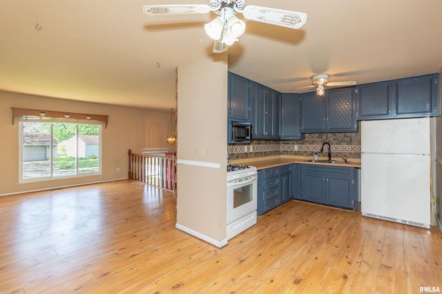 1812 COLUMBUS Drive, Pekin, IL 61554