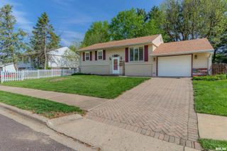1812 COLUMBUS Drive, Pekin, IL 61554