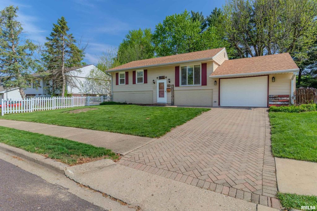 1812 COLUMBUS Drive, Pekin, IL 61554