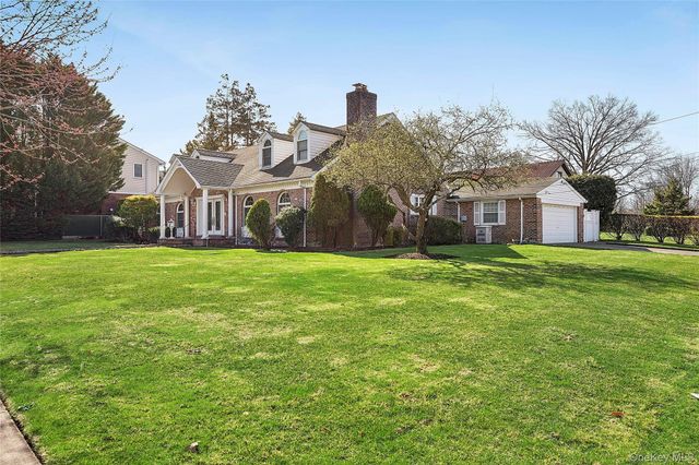 104 Grosvenor, Douglaston, NY 11363