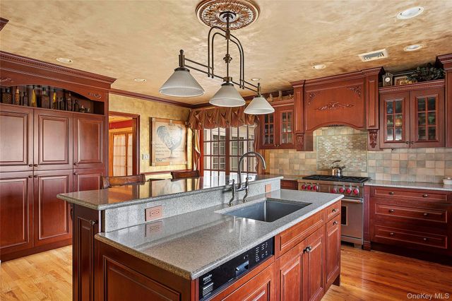 104 Grosvenor, Douglaston, NY 11363