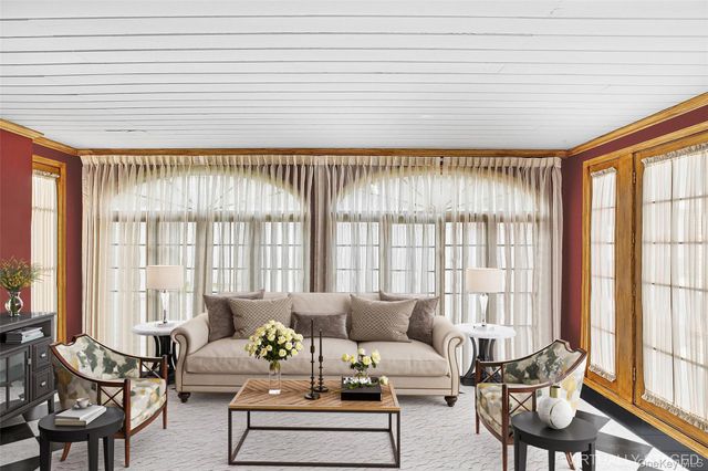 104 Grosvenor, Douglaston, NY 11363