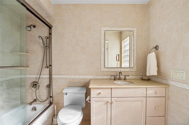 104 Grosvenor, Douglaston, NY 11363