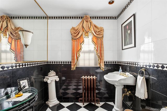 104 Grosvenor, Douglaston, NY 11363