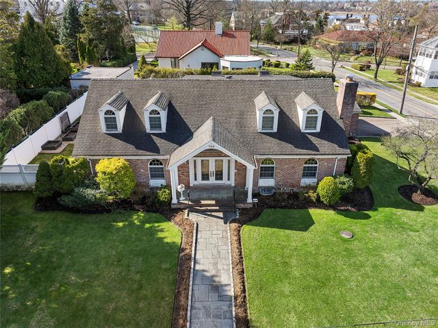 104 Grosvenor, Douglaston, NY 11363
