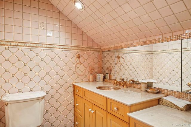 104 Grosvenor, Douglaston, NY 11363