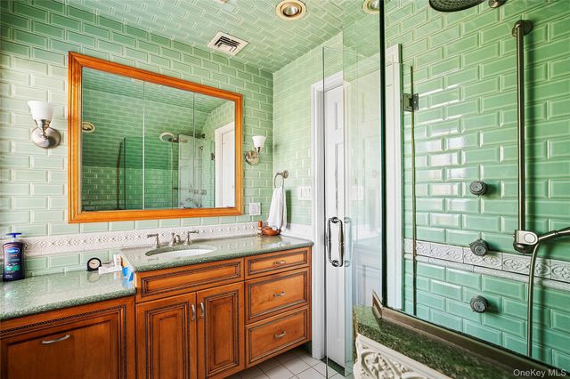 104 Grosvenor, Douglaston, NY 11363