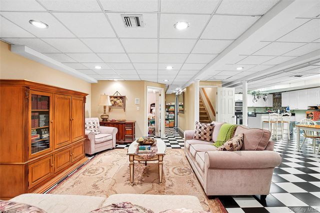 104 Grosvenor, Douglaston, NY 11363