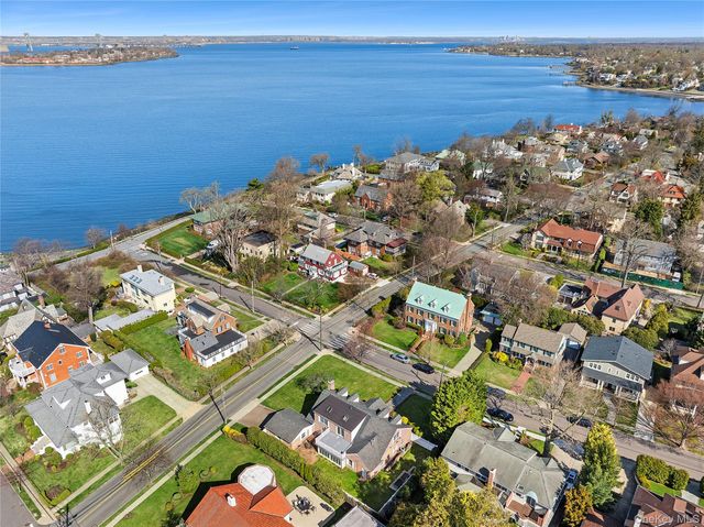 104 Grosvenor, Douglaston, NY 11363