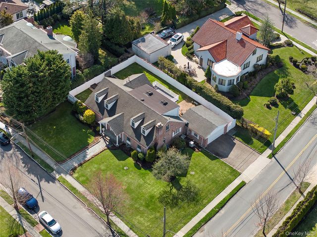 104 Grosvenor, Douglaston, NY 11363