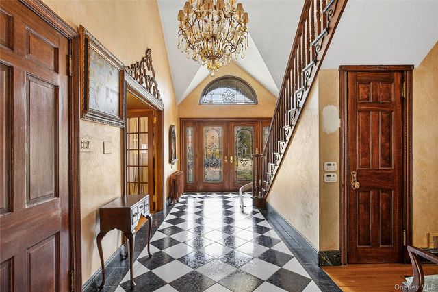 104 Grosvenor, Douglaston, NY 11363