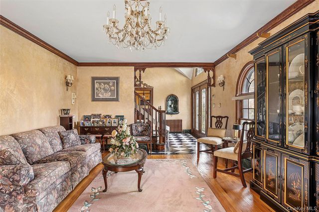 104 Grosvenor, Douglaston, NY 11363