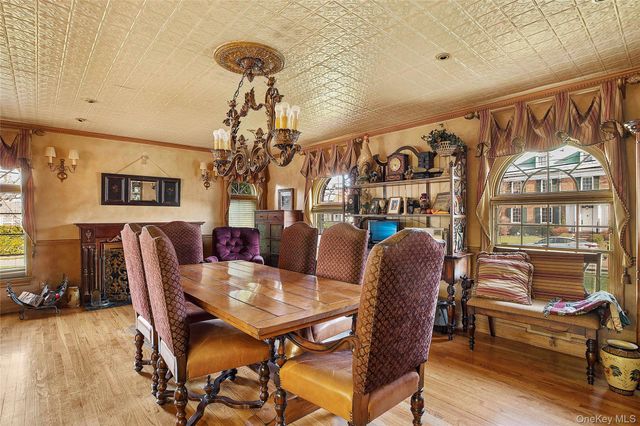 104 Grosvenor, Douglaston, NY 11363