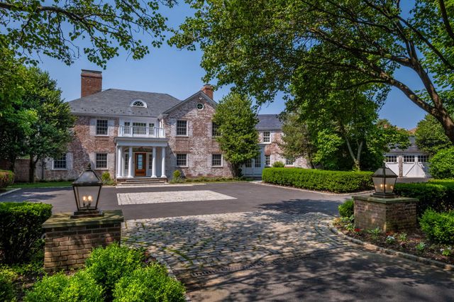 14 Private Road, Bayville, NY 11709