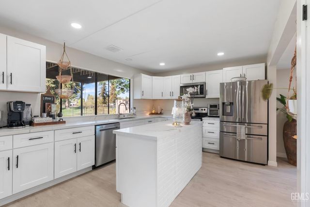 6612 Greensward Way, Bakersfield, CA 93309