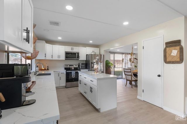 6612 Greensward Way, Bakersfield, CA 93309