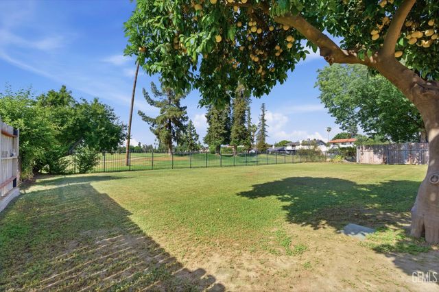 6612 Greensward Way, Bakersfield, CA 93309