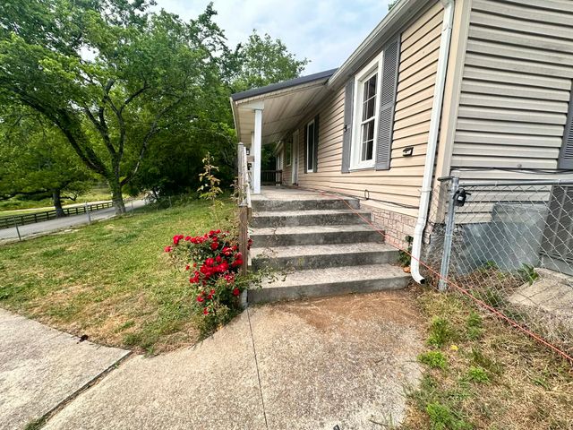 862 W Madison St, Pulaski, TN 38478