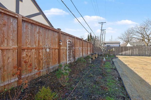 6415 E Rockwood Dr, Wichita, KS 67206