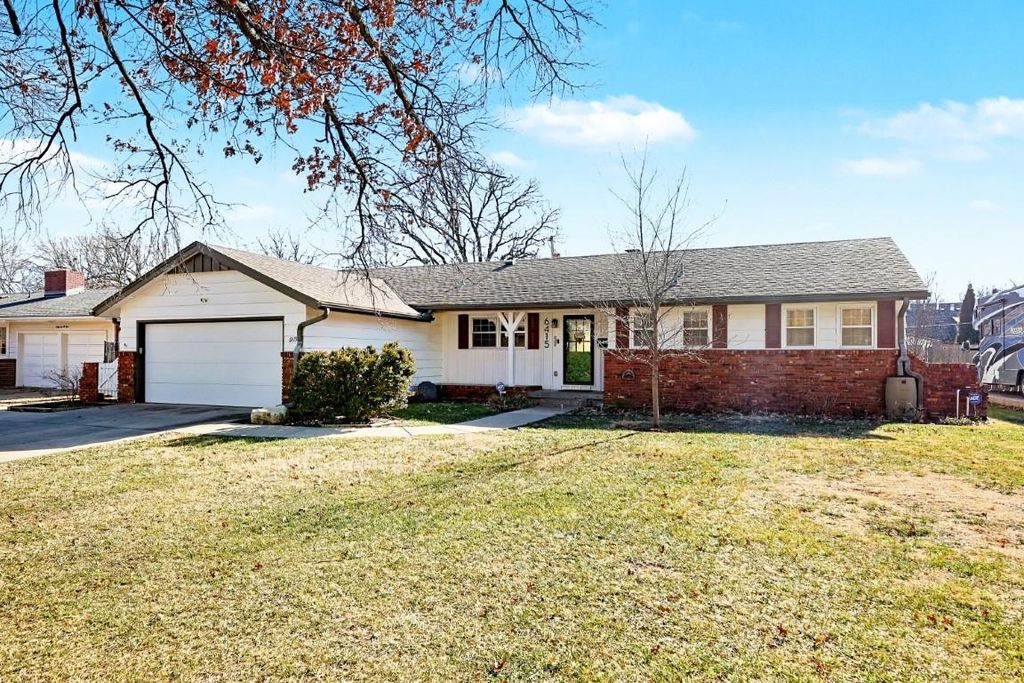 6415 E Rockwood Dr, Wichita, KS 67206