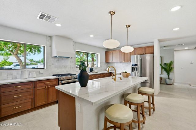 524 W HARMONT Drive, Phoenix, AZ 85021