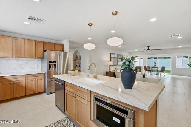 524 W HARMONT Drive, Phoenix, AZ 85021