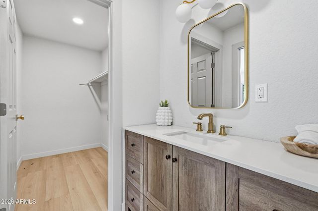524 W HARMONT Drive, Phoenix, AZ 85021