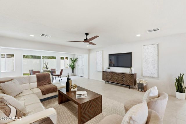 524 W HARMONT Drive, Phoenix, AZ 85021